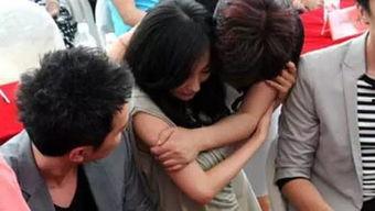 杨幂被吃豆腐照片