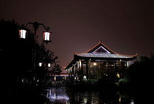 下雨的夜景图片,光影交织的都市画卷